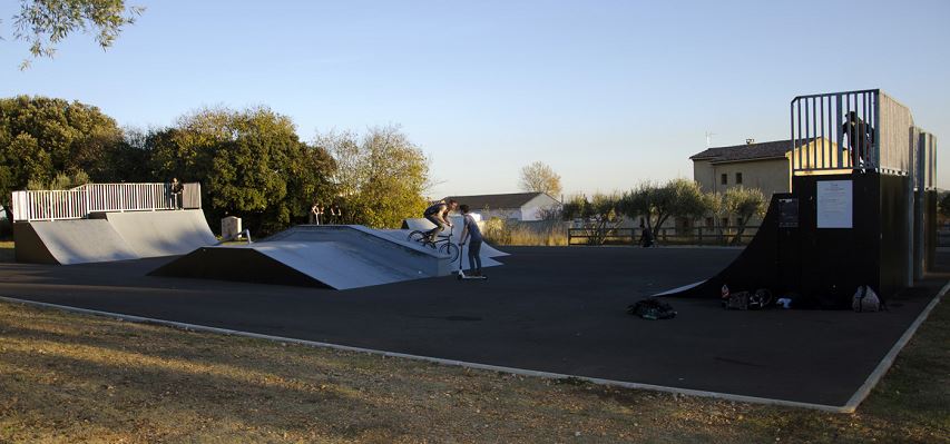 Le skatepark de Saint-Brès (34) Vue d'ensemble du skatepark de Saint-Brès (34)