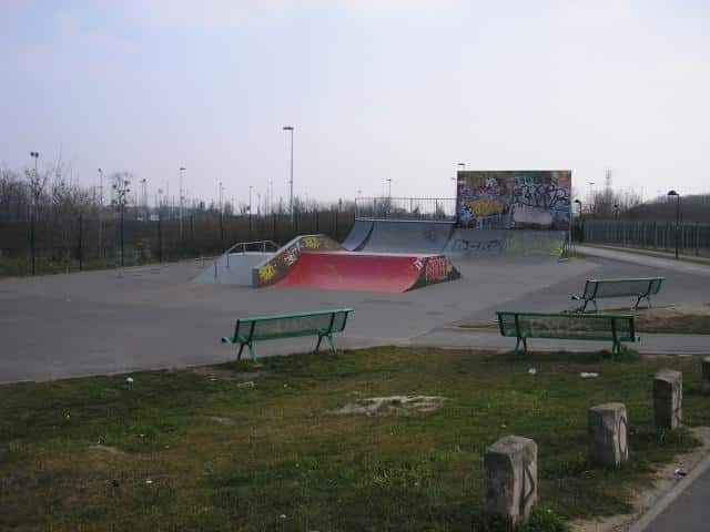 Vue générale du skatepark de Taverny avec ses lanceurs, la funbox centrale et les bancs pour se poser autour