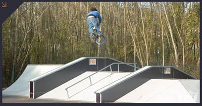 BMX en train de réaliser une rotation au dessus de la table centrale