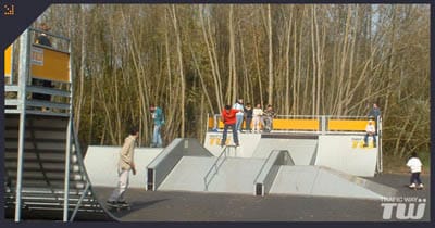 Vue de la funbox centrale avec un skateur qui slide sur la barre