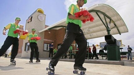 Le patin à roulettes le roller dans les tavernes, bars et restaurants