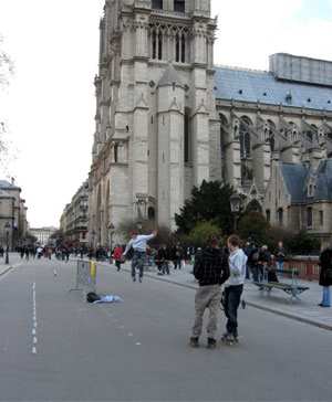 Une association roller pour Notre-Dame (75)