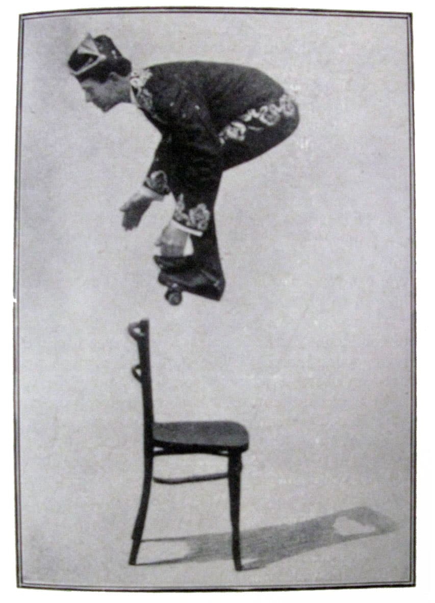The Great Monohan - saut de chaise, notez les étranges patins utilisés par Monohan !