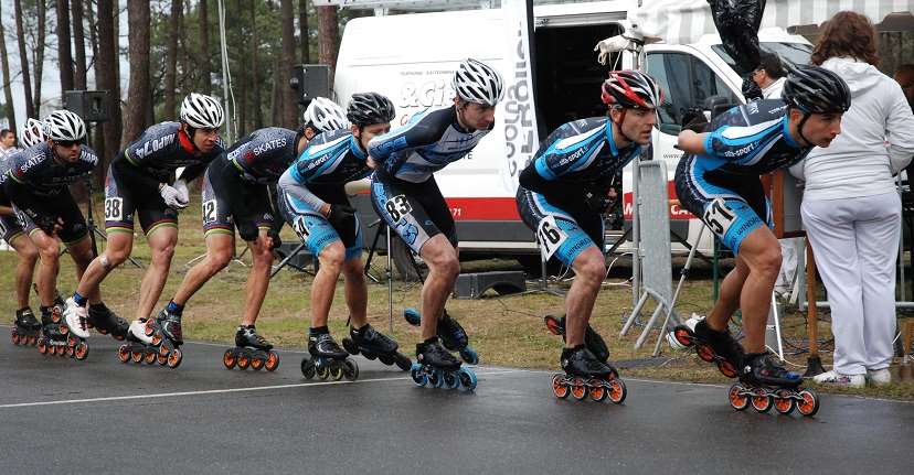 Le peloton des élites hommes sur le circuit routier de Valence d'Agen