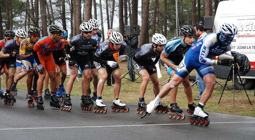 Le peloton des élites hommes sur le circuit routier de Valence d'Agen