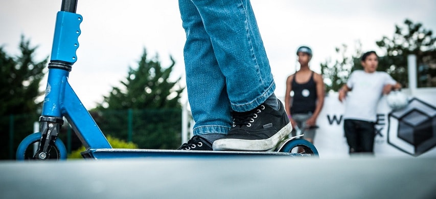 trottinette en skatepark