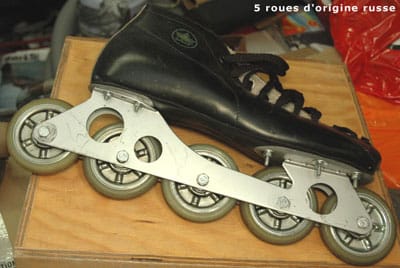 Un patin à roues alignées avec châssis en métal