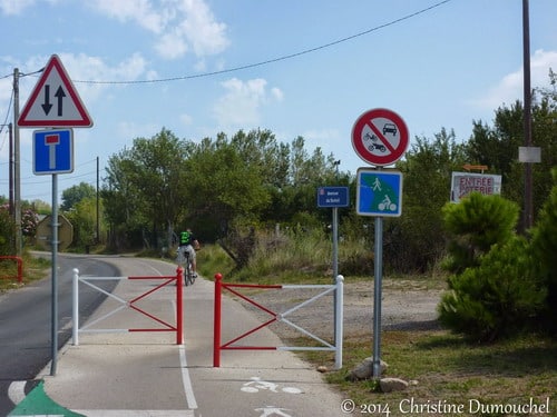 Passage de route sur la voie verte du Lido