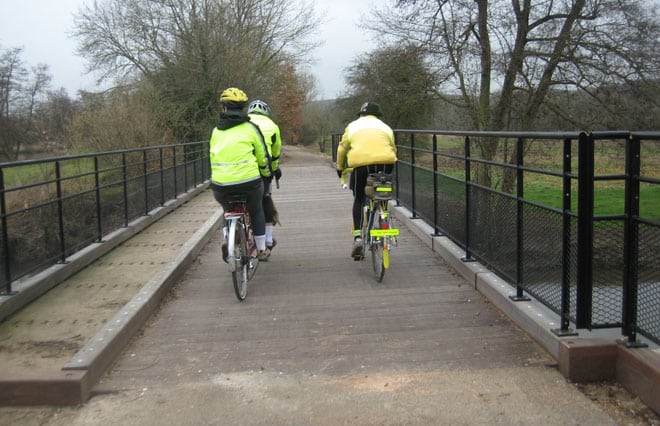 Passage sur un pont pour franchir un cours d'eau sur la Voie Verte Gisors - Gasny