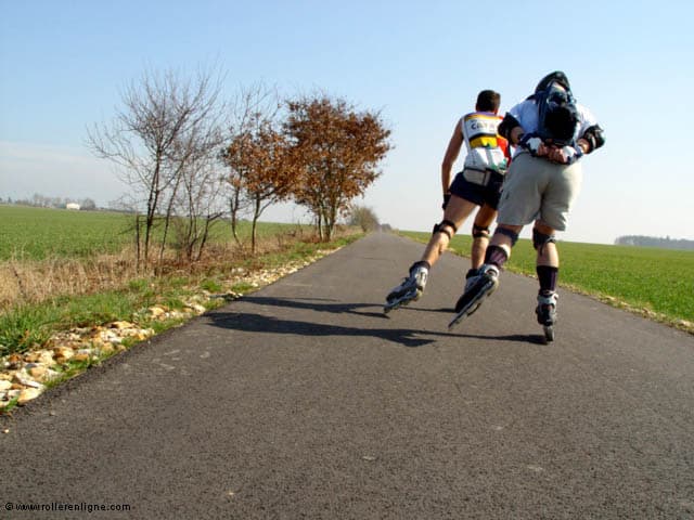 Pratiquants de randonnée roller sur longue distance sur une voie verte près d'Evreux