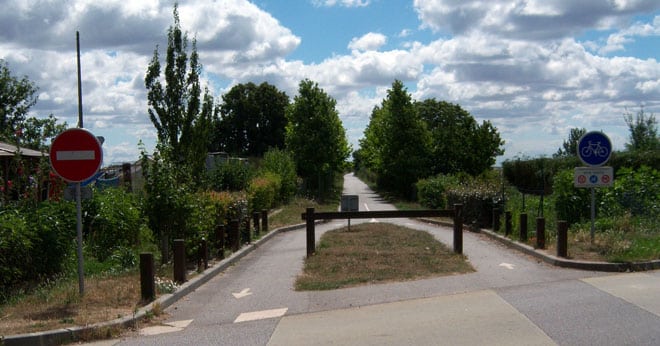 Une intersection sur la voie verte d'Evreux à Le Neubourg