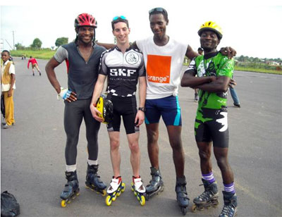 Rémy Hubert, entouré de patineurs camerounais