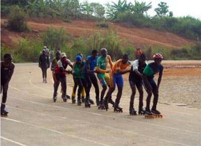 Les patineurs camerounais s'entraînent au peloton sur une piste en enrobé